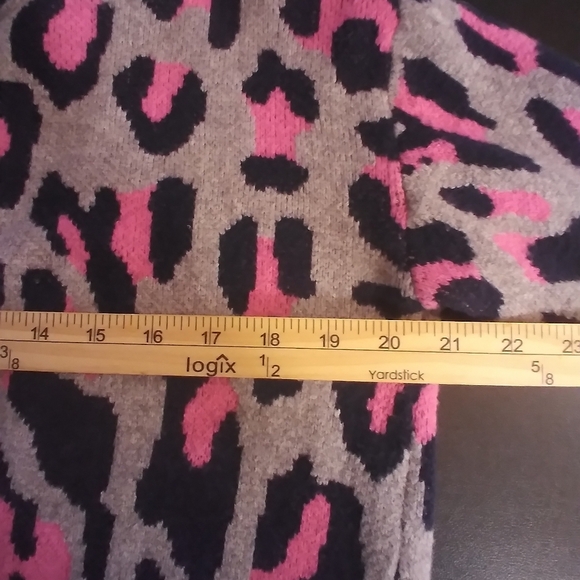 Paisley Grace Women's Gray and Pink Leopard Print Sweater Size M Cut Out In Back - Picture 4 of 10